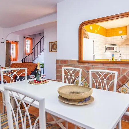 Сasa de vacaciones Beautiful In With 3 Bedrooms, Wifi And Outdoor Swimming Pool *