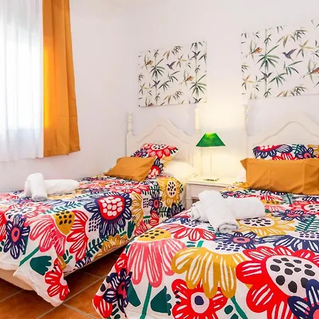 Сasa de vacaciones Beautiful In With 3 Bedrooms, Wifi And Outdoor Swimming Pool Nerja