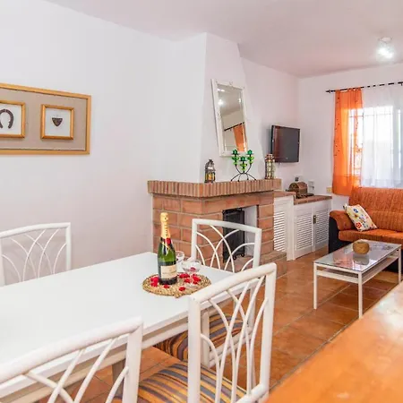 Beautiful In With 3 Bedrooms, Wifi And Outdoor Swimming Pool *