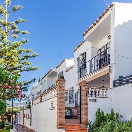 Сasa de vacaciones Beautiful In With 3 Bedrooms, Wifi And Outdoor Swimming Pool Nerja