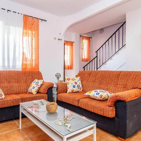 Сasa de vacaciones Beautiful In With 3 Bedrooms, Wifi And Outdoor Swimming Pool Nerja